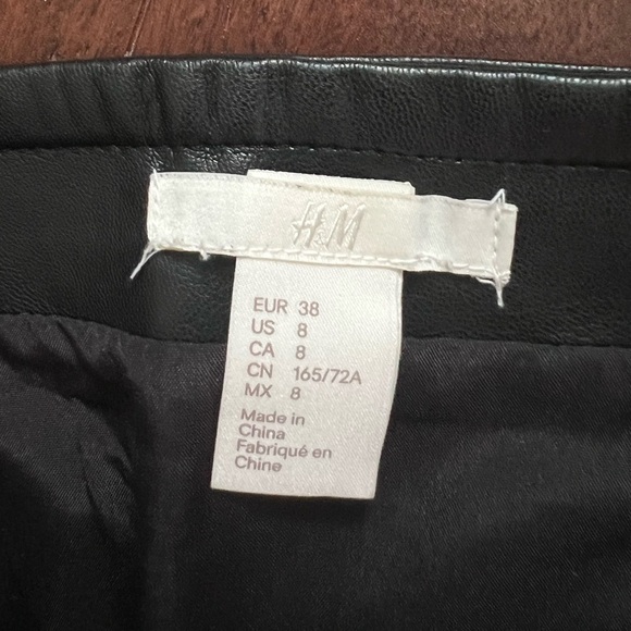 H&M Classic Black Leather Skirt Women’s size 8 - Picture 3 of 4